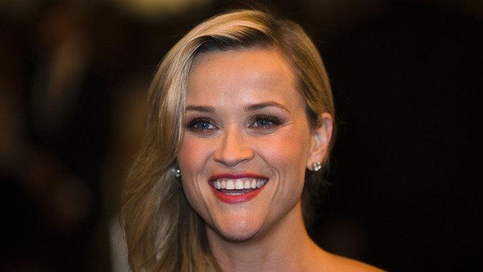 Reese Witherspoon comemora aniversário com show particular de Taylor Swift