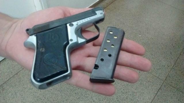 Polícia prende homem tentando 