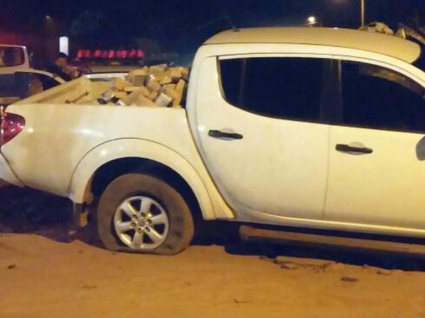Polícia prende jovem com quase 1 t de maconha em caminhonete