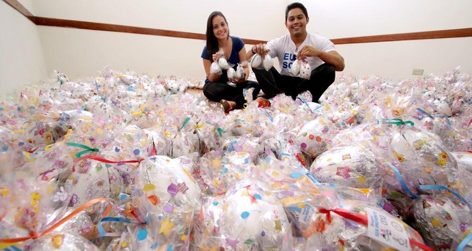 Voluntários produzem 2,7 mil ovos para doar nesta Páscoa