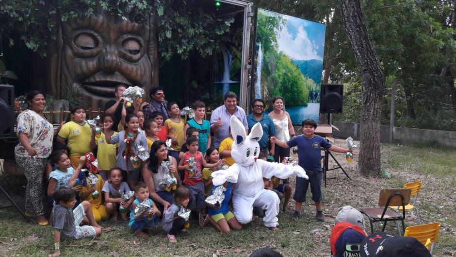 Crianças da E.M. ganham ovos de páscoa em Bonito