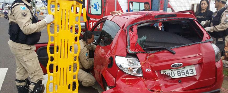 Caminhão colide em carro que parou para pedestre