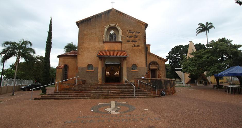 Padres se reúnem para missa dos Santos Óleos