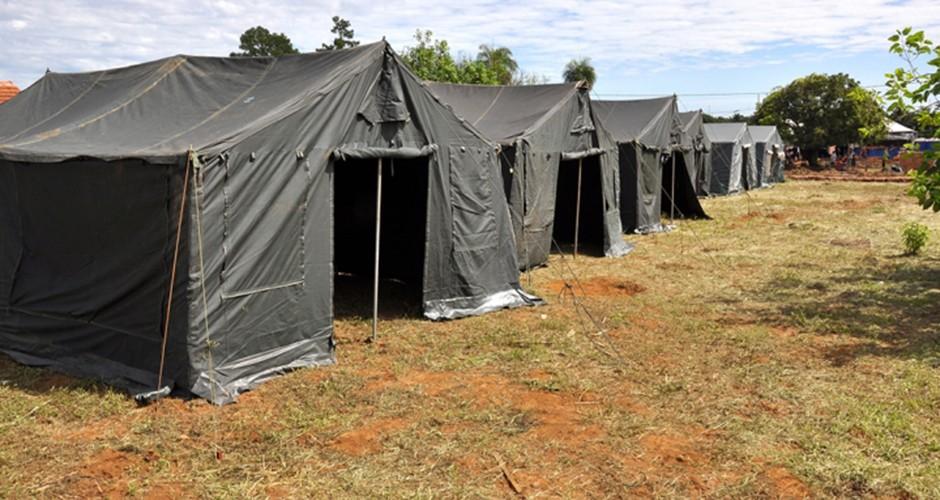 Tendas são abrigos provisórios para reassentados