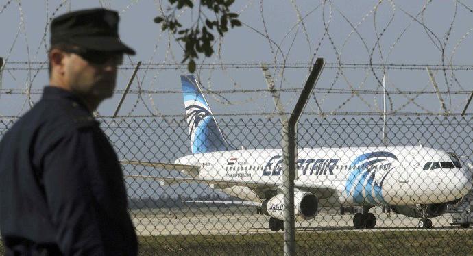 Avião é sequestrado no Egito; há 7 reféns