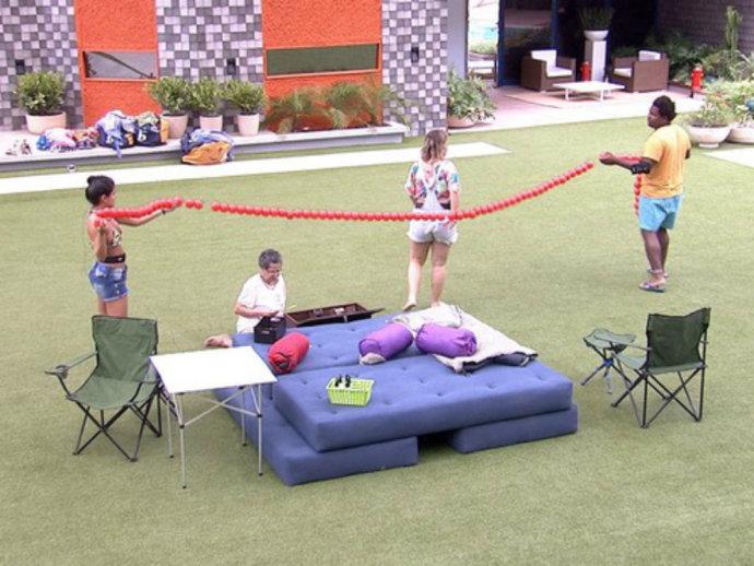 ‘BBB16’: participantes são expulsos da casa e acampam no jardim