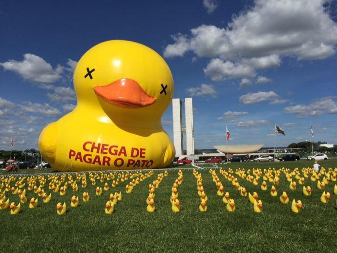 Fiesp infla pato gigante em Brasília para desembarque do PMDB