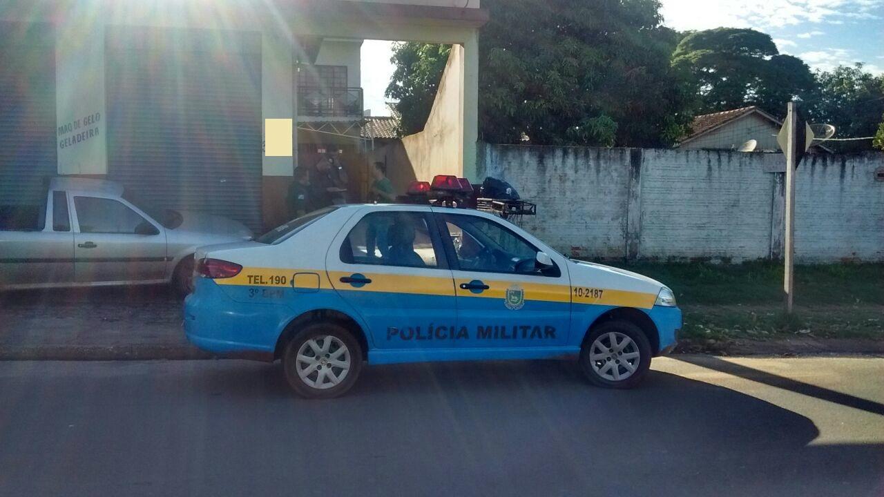 Dupla rende cinco pessoas durante assalto no Jardim Água Boa e mulher acaba baleada