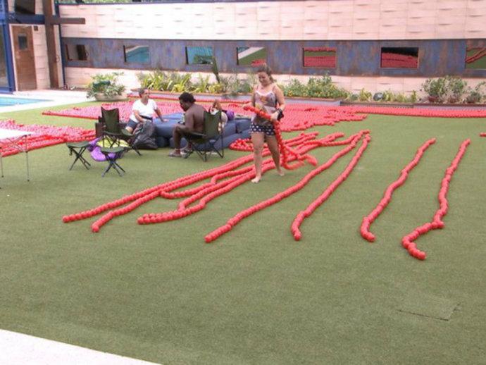 Depois de 24 horas, participantes do 'BBB16' concluem a tarefa das bolinhas