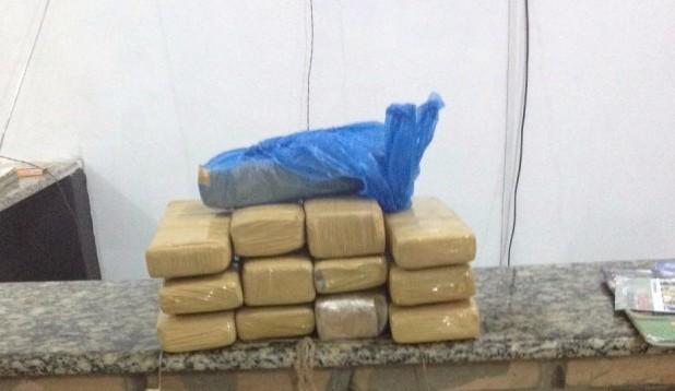 Adolescente é apreendido com maconha escondida dentro do ônibus