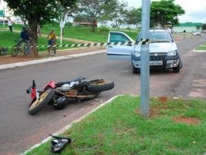 Jovem de 25 anos morre após colidir motocicleta em poste de iluminação