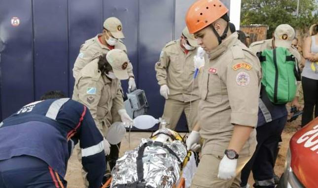 Trabalhador leva choque, cai de escada e tem 80% do corpo queimado