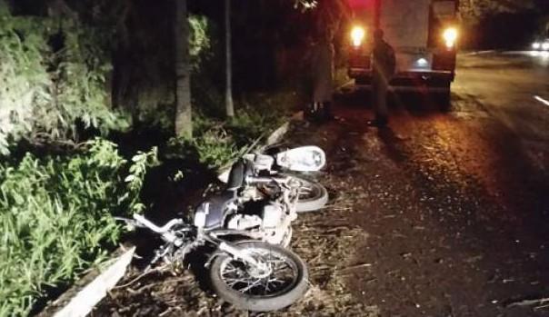 Motociclista perde controle da direção em curva e colide em poste na Capital