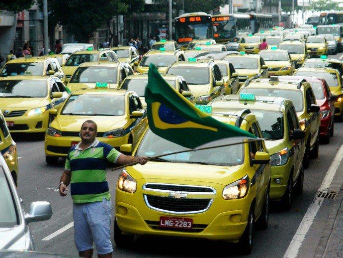 Taxistas protestam contra o Uber no Rio de Janeiro