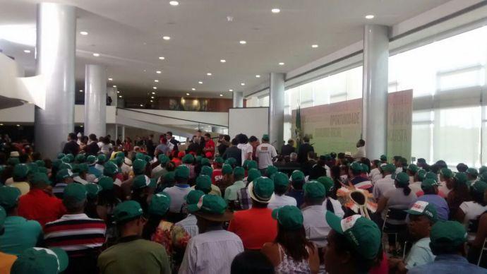 Com camponeses, Dilma faz quinto ato anti-impeachment no bunker do Planalto