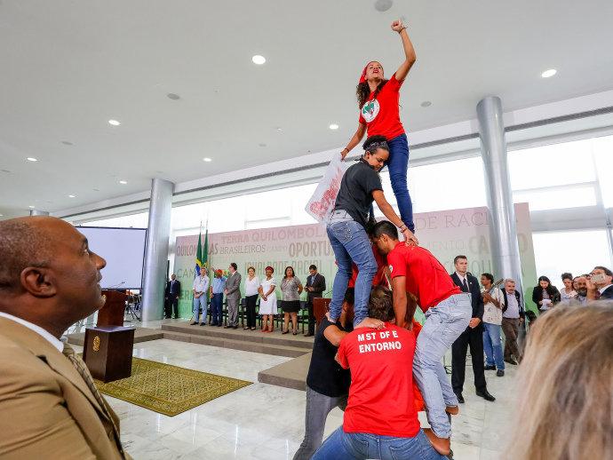 Camponeses ameaçam invadir terras em protesto ao impeachment