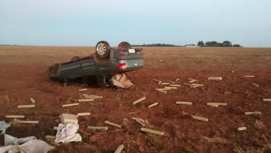 Dupla morre ao tentar fugir da polícia e capotar veículo carregado com maconha