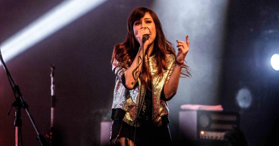 Pitty revela gravidez e cancela participação em turnê