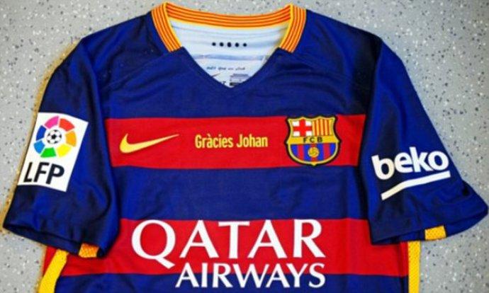 Barcelona homenageia Cruyff em jogo contra o Real com mensagem na camisa: 'Obrigado, Johan'