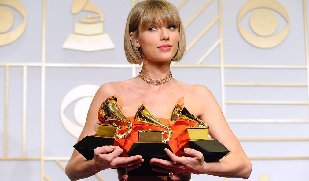 Taylor Swift encarna rapper em comercial da Apple. Assista