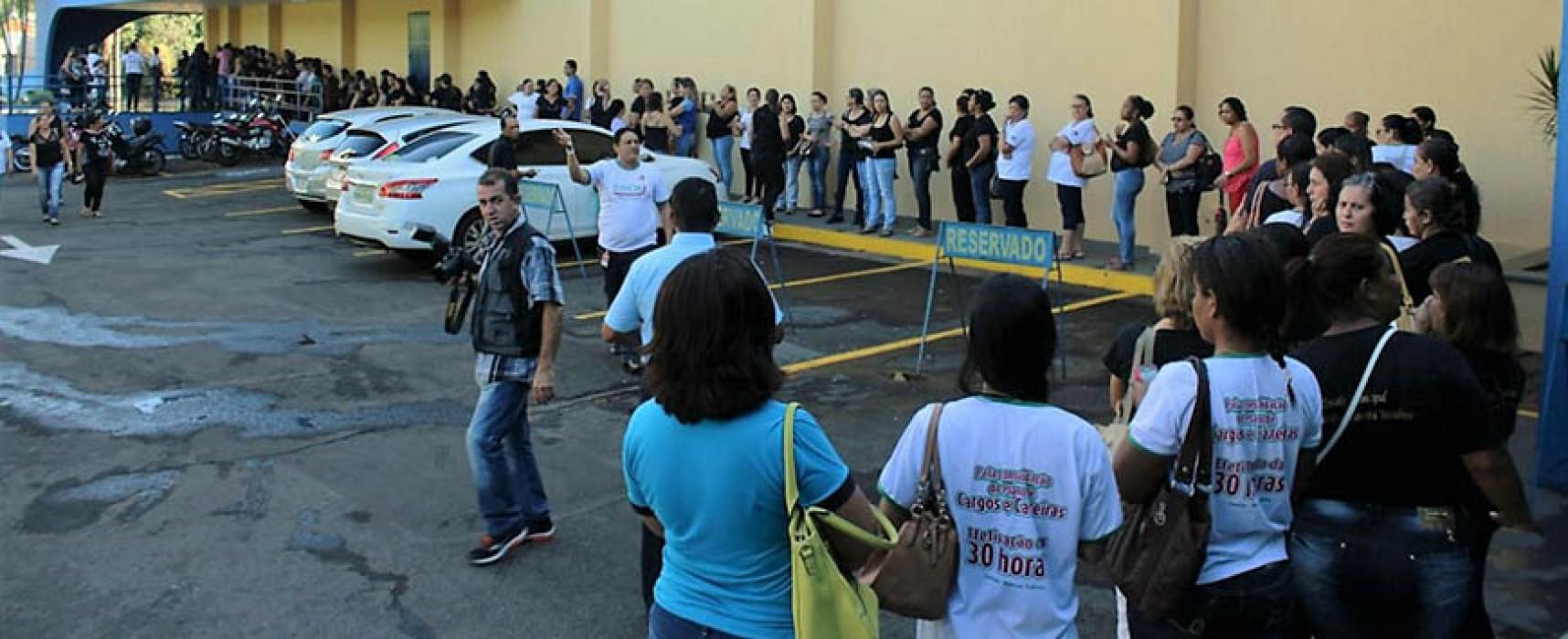 Servidores em greve lotam Câmara da capital