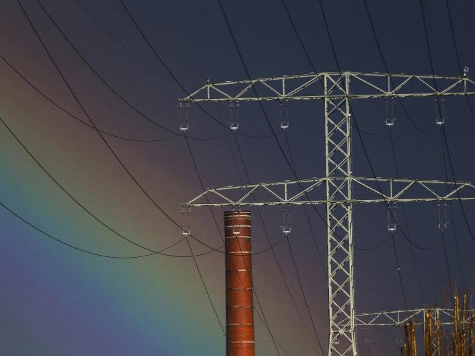 Conta de luz mais barata ajuda a conter inflação da baixa renda em março