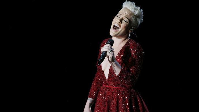 Pink lançará música inédita para a trilha de ‘Alice Através do Espelho’