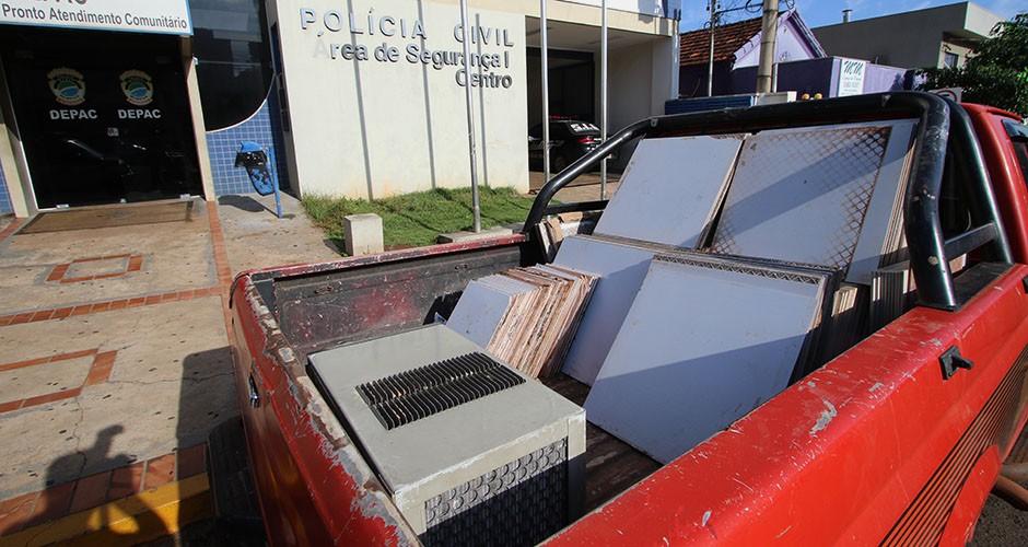 Trio é pego pela polícia furtando pisos