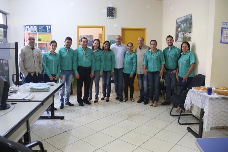 Prefeito de Bonito entrega uniformes para equipe de tributação