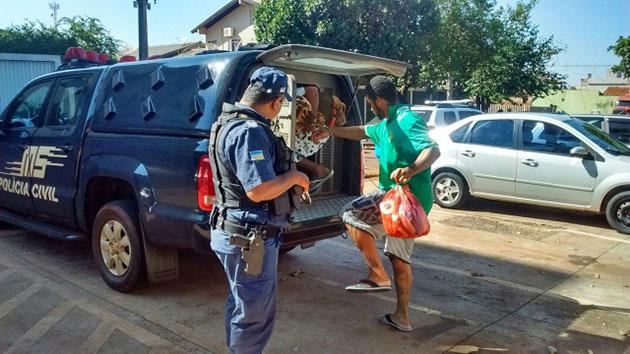 Presos são transferidos de delegacia para presídio para 'desafogar' celas