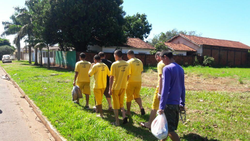 Policiais Civis de Ponta Porã escoltam presos a pé por falta de combustível em viatura