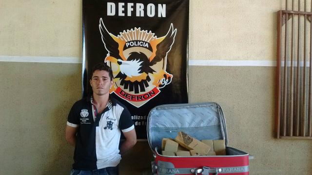 Jovem afirma ser contratado para transportar roupa, mas é flagrado com maconha