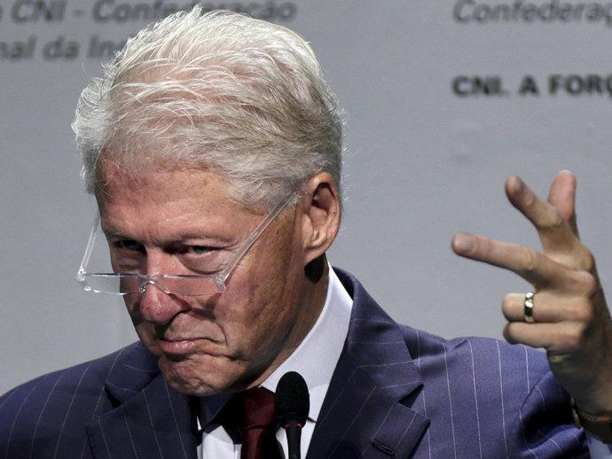 Bill Clinton discute com manifestantes durante comício de Hillary