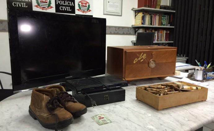 Caixa de charutos e bebidas estão entre os itens levados do sítio de Lula