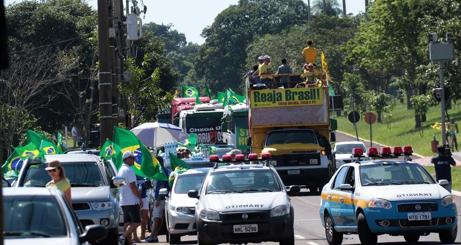População faz buzinaço para pedir saída da presidente