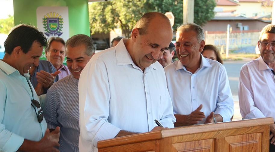 Prefeito e Governador assinam convênios de melhorias para Bonito
