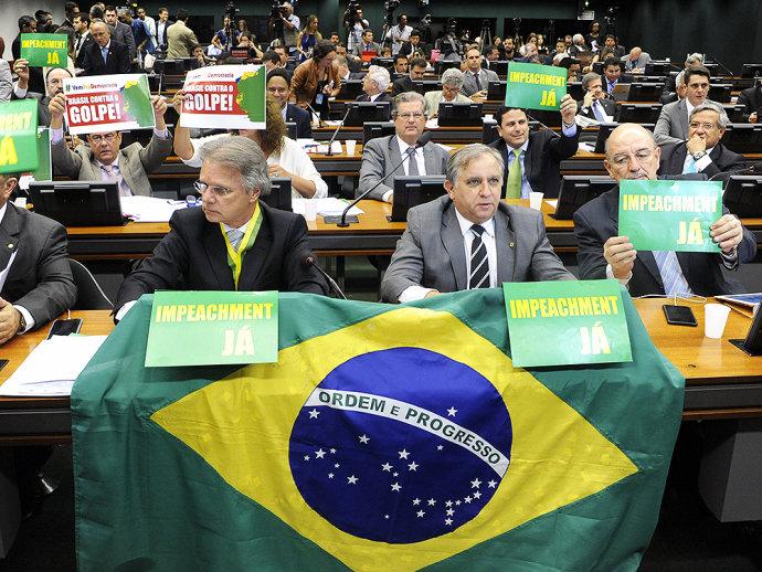 Comissão faz 13 horas de debate e tende a aprovar impeachment de Dilma