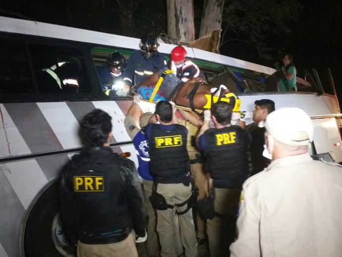 Acidente com ônibus deixa 10 mortos no Paraná