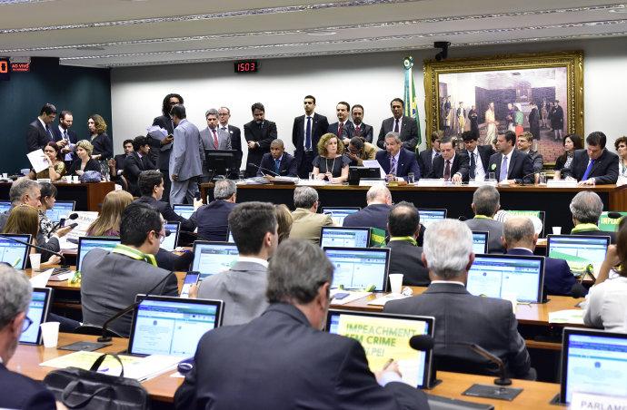 Ao vivo: comissão do impeachment vota hoje parecer contra Dilma