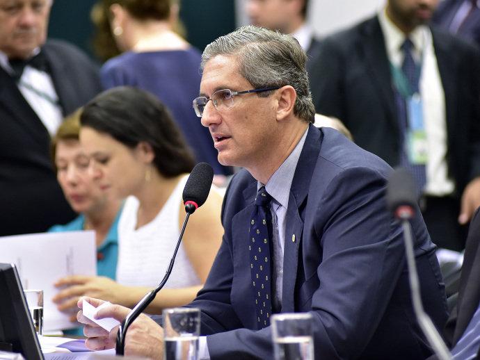 'Não é hora de construir muros', diz presidente da comissão do impeachment