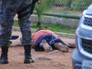 Homem morre e mototaxista é baleado na cabeça em frente ao semiaberto