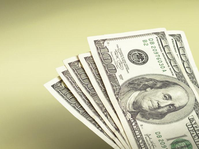 Dólar cai cerca de 2% e se aproxima dos R$ 3,50