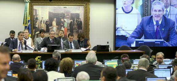 Comissão aprova processo de impeachment