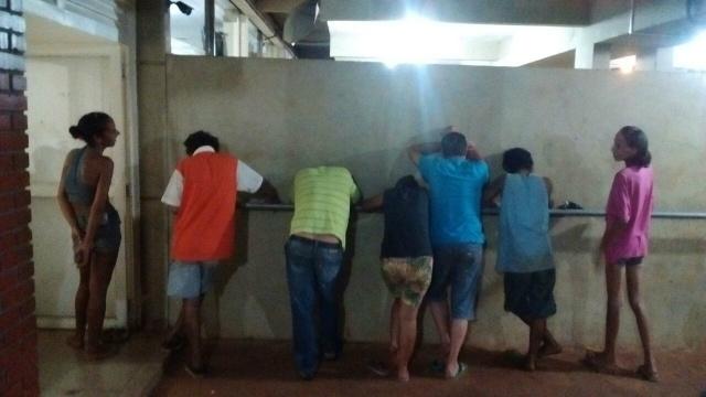 Grupo é detido com porções de drogas, dinheiro e furadeira