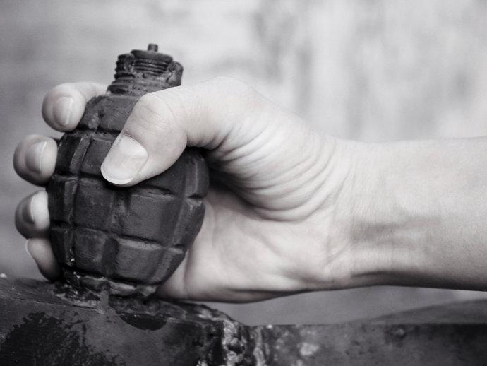 Policial explode granada por acidente em tribunal no Paquistão