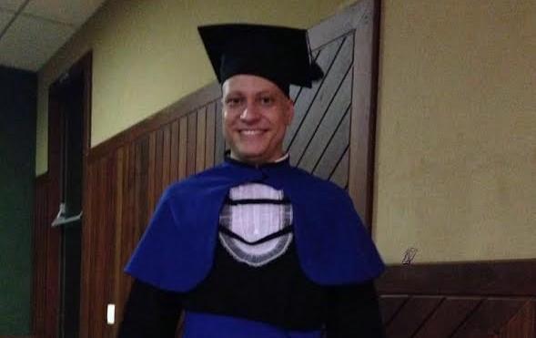 Amigos surpreendem Pedro Lucas Aranha em seu baile de formatura