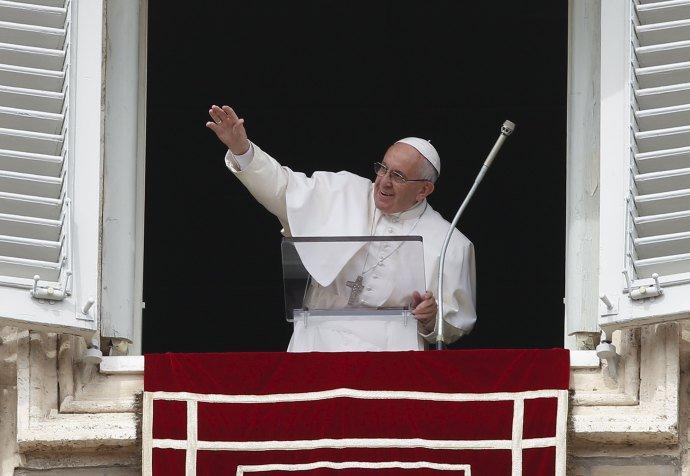 Grécia se prepara para receber papa em Lesbos