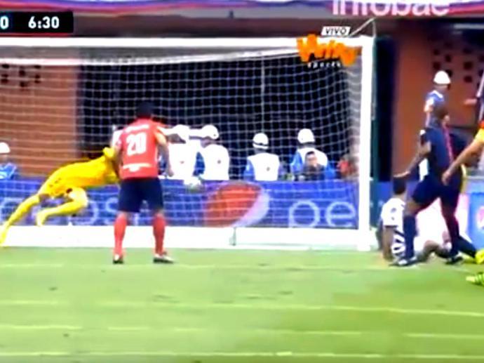 Árbitro marca gol de costas no Campeonato Colombiano