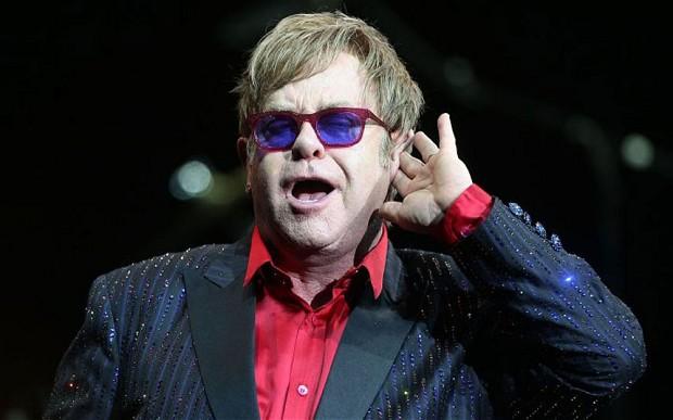Elton John pode atuar em sequência de 'Kingsman'