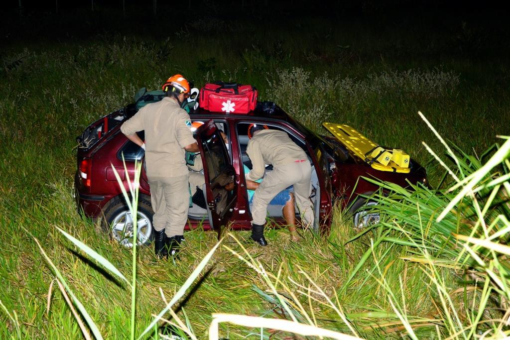 Condutor dorme ao volante e capota carro em rodovia